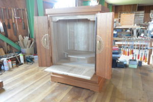 桐たんすを間接照明付きの仏壇に改造