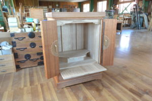 桐たんすを間接照明付きの仏壇に改造