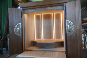 桐たんすを間接照明付きの仏壇に改造