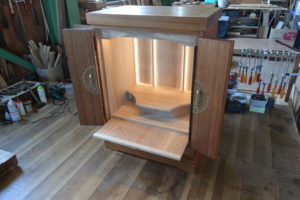 桐たんすを間接照明付きの仏壇に改造