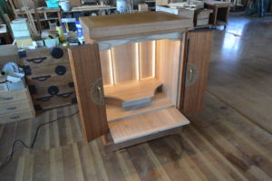 桐たんすを間接照明付きの仏壇に改造