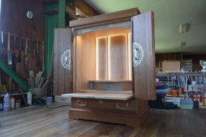 桐たんすを間接照明付きの仏壇に改造