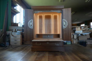 桐たんすを間接照明付きの仏壇に改造