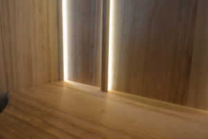 桐たんすを間接照明付きの仏壇に改造