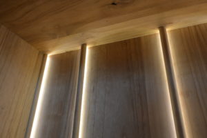 桐たんすを間接照明付きの仏壇に改造