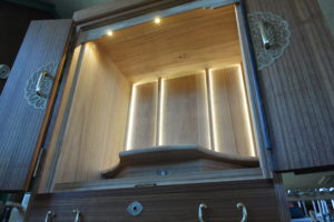 桐たんすを間接照明付きの仏壇に改造