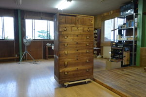 三つ重ねの桐たんすからTV台、飾棚、四つ脚のチェストに再生