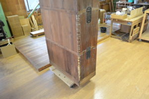 三つ重ねの桐たんすからTV台、飾棚、四つ脚のチェストに再生