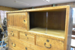 三つ重ねの桐たんすからTV台、飾棚、四つ脚のチェストに再生