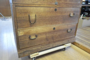 三つ重ねの桐たんすからTV台、飾棚、四つ脚のチェストに再生