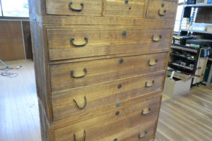 三つ重ねの桐たんすからTV台、飾棚、四つ脚のチェストに再生