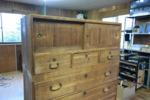 三つ重ねの桐たんすからTV台、飾棚、四つ脚のチェストに再生