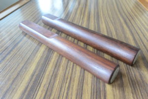 ひびの入ったクラベスを文鎮に再生