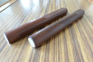 ひびの入ったクラベスを文鎮に再生