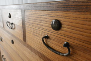 桐箪笥を四つ脚のアンティーク調チェストにアレンジ