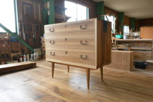 三つ重ねの桐たんすからTV台、飾棚、四つ脚のチェストに再生