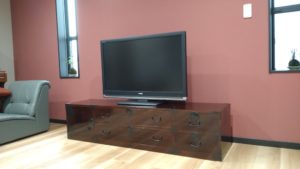 時代箪笥をカシュ―塗の横長リビングボードに再生