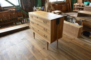 三つ重ねの桐たんすからTV台、飾棚、四つ脚のチェストに再生