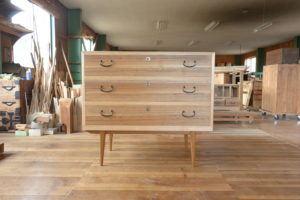 三つ重ねの桐たんすからTV台、飾棚、四つ脚のチェストに再生