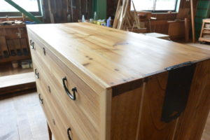 三つ重ねの桐たんすからTV台、飾棚、四つ脚のチェストに再生