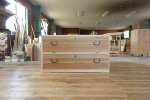 三つ重ねの桐たんすからTV台、飾棚、四つ脚のチェストに再生