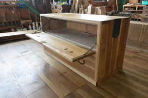 三つ重ねの桐たんすからTV台、飾棚、四つ脚のチェストに再生