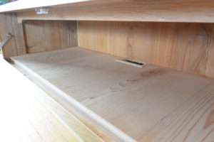 三つ重ねの桐たんすからTV台、飾棚、四つ脚のチェストに再生