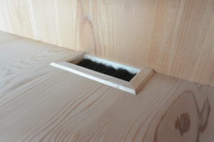 三つ重ねの桐たんすからTV台、飾棚、四つ脚のチェストに再生