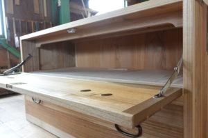 三つ重ねの桐たんすからTV台、飾棚、四つ脚のチェストに再生