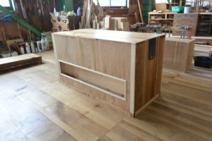 三つ重ねの桐たんすからTV台、飾棚、四つ脚のチェストに再生