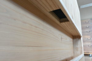 三つ重ねの桐たんすからTV台、飾棚、四つ脚のチェストに再生