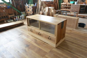 三つ重ねの桐たんすからTV台、飾棚、四つ脚のチェストに再生