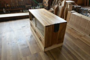 三つ重ねの桐たんすからTV台、飾棚、四つ脚のチェストに再生