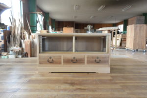 三つ重ねの桐たんすからTV台、飾棚、四つ脚のチェストに再生