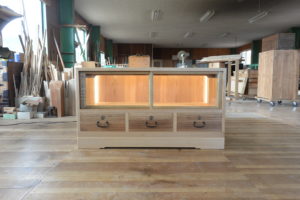 三つ重ねの桐たんすからTV台、飾棚、四つ脚のチェストに再生