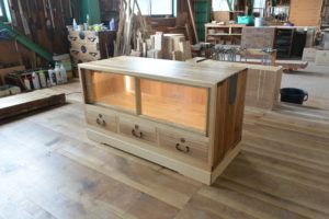 三つ重ねの桐たんすからTV台、飾棚、四つ脚のチェストに再生