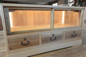 三つ重ねの桐たんすからTV台、飾棚、四つ脚のチェストに再生