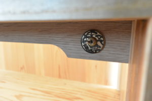 三つ重ねの桐たんすからTV台、飾棚、四つ脚のチェストに再生