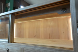 三つ重ねの桐たんすからTV台、飾棚、四つ脚のチェストに再生