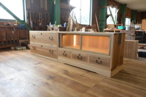 三つ重ねの桐たんすからTV台、飾棚、四つ脚のチェストに再生