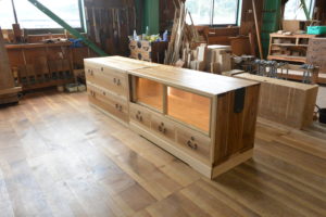 三つ重ねの桐たんすからTV台、飾棚、四つ脚のチェストに再生