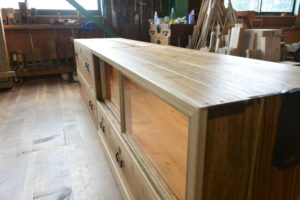 三つ重ねの桐たんすからTV台、飾棚、四つ脚のチェストに再生