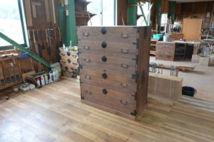 時代箪笥をカシュ―塗の横長リビングボードに再生