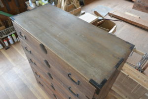 時代箪笥をカシュ―塗の横長リビングボードに再生