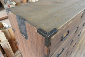 時代箪笥をカシュ―塗の横長リビングボードに再生