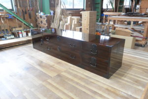 時代箪笥をカシュ―塗の横長リビングボードに再生