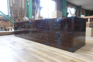 時代箪笥をカシュ―塗の横長リビングボードに再生