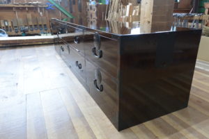 時代箪笥をカシュ―塗の横長リビングボードに再生