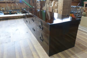 時代箪笥をカシュ―塗の横長リビングボードに再生