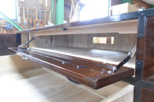 時代箪笥をカシュ―塗の横長リビングボードに再生